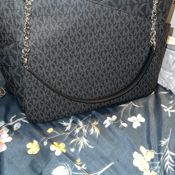 Micheal Kors Black Purse - Picture 6 of 7